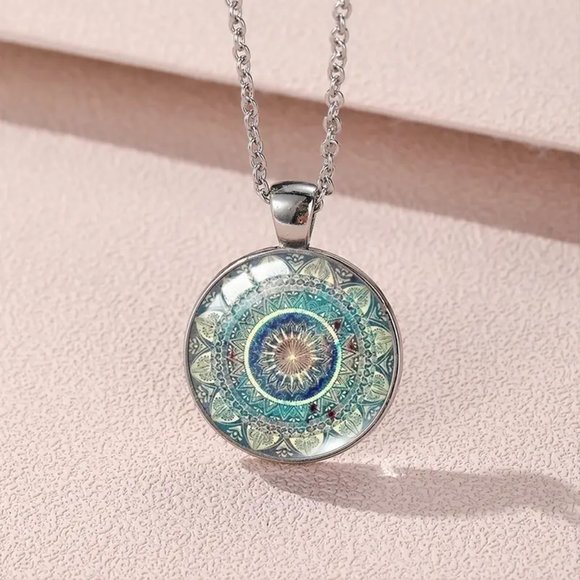 New Boho Style Pendant Necklace Boho Flower Pattern In Bronze Pendant With Link. - Picture 2 of 3